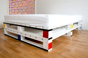 Cama de madera hecha con palets