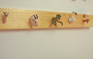 Perchero para niños hecho con palets