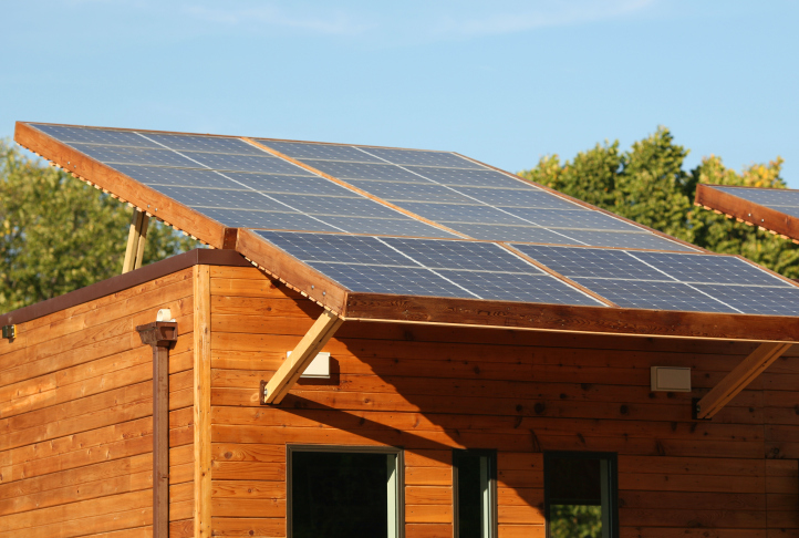 Ahorro de energía eléctrica con paneles solares.