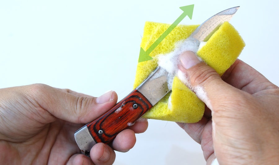Cómo limpiar cuchillos y navajas de bolsillo: Enjabona y talla