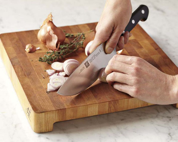 https://www.revista.ferrepat.com/wp-content/uploads/2017/11/Henckels-Pro-Chef-Knife.jpg