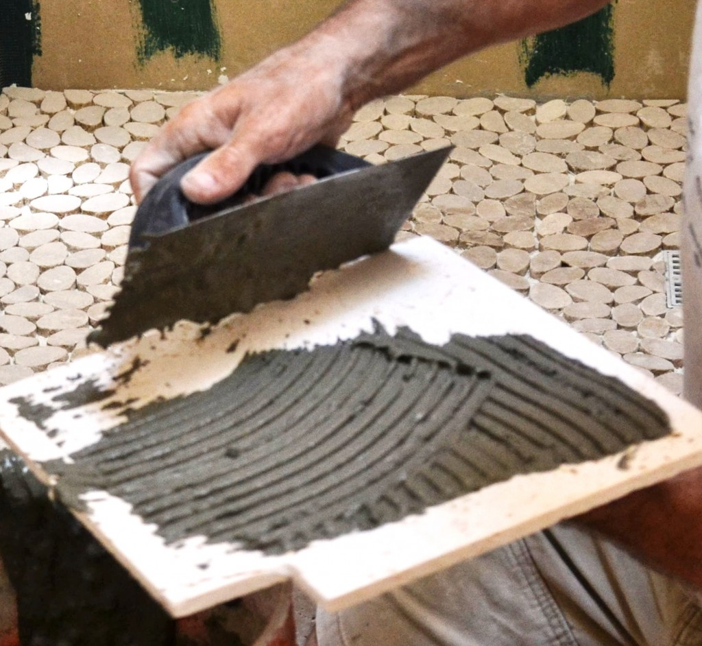 Cómo colocar azulejos en la pared de un baño | Revista Ferrepat