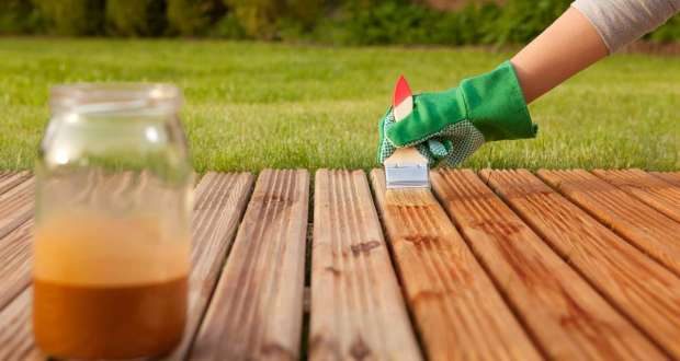 Reparalia_Blog_7_Trucos_Consejos_Ideas_Cuidar_Madera_Muebles_mobiliario_hogar_oficina_carpinteros_carpinteria_reparacion_Sol_proteccion_barniz_solar-620x330
