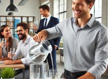 gente alegre bebiendo agua de un filtro